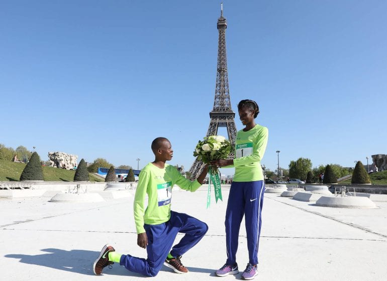 Paul Lonyangata et Purity Rionoripo, gagnants du Marathon de Paris