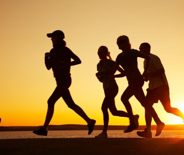 Faire du sport avec un ami boosterait votre motivation