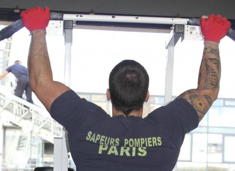 Un pompier de Paris bat le record du monde de tractions1