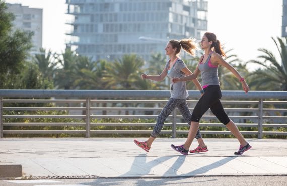 Femmes en train de marcher