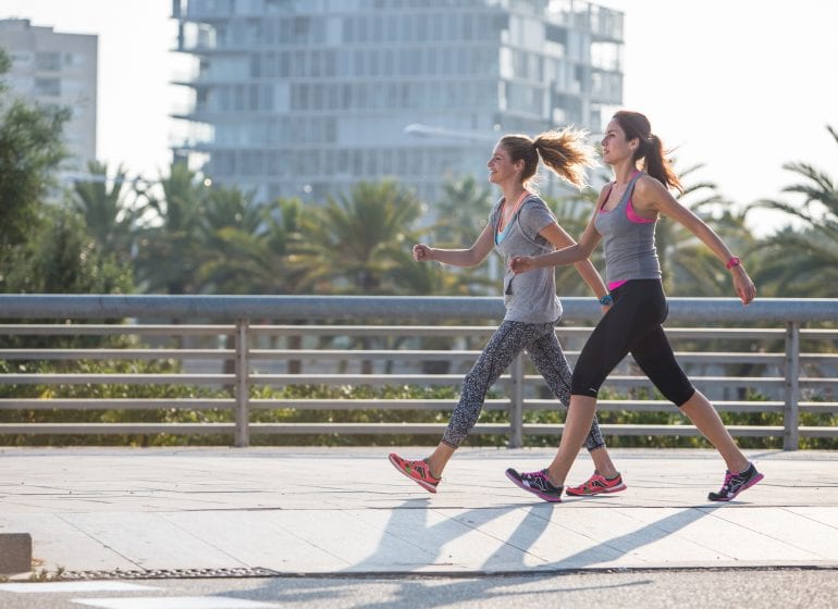 Femmes en train de marcher