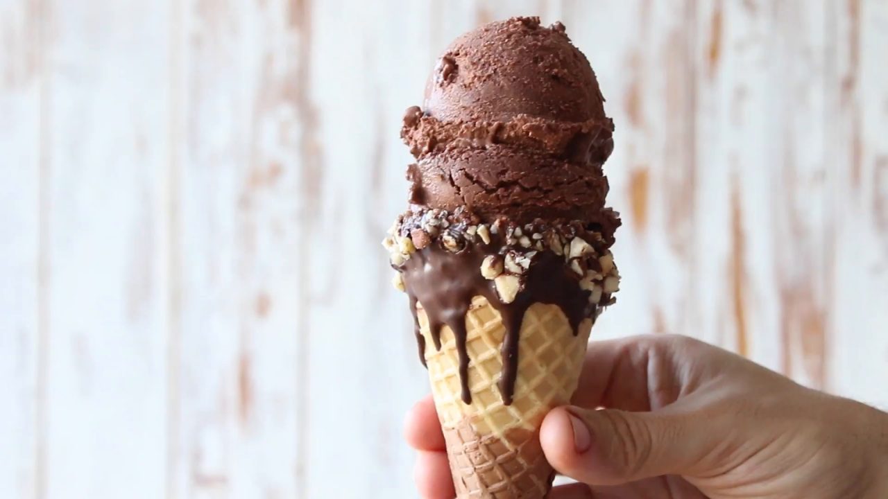 Glace au chocolat noir et aux noisettes