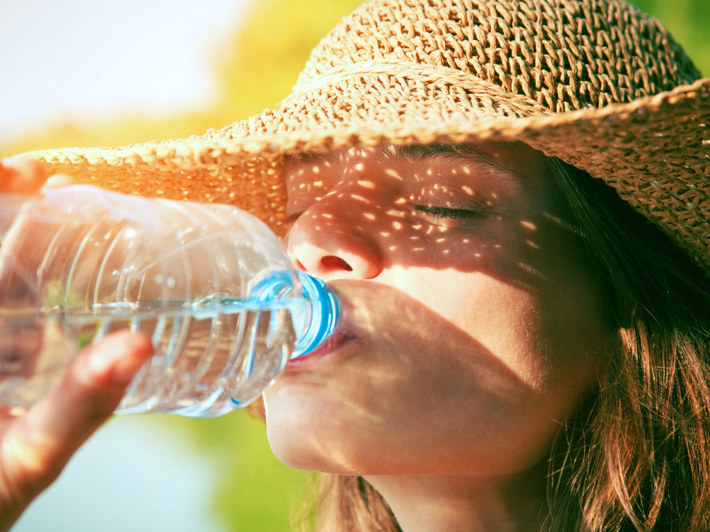  En cas de fortes chaleurs, il est primordial de boire de l’eau en quantité suffisante pour rester hydraté.e.