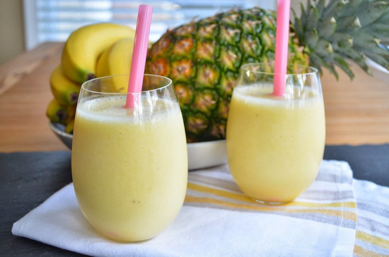 Smoothie ananas, banane et citron vert 