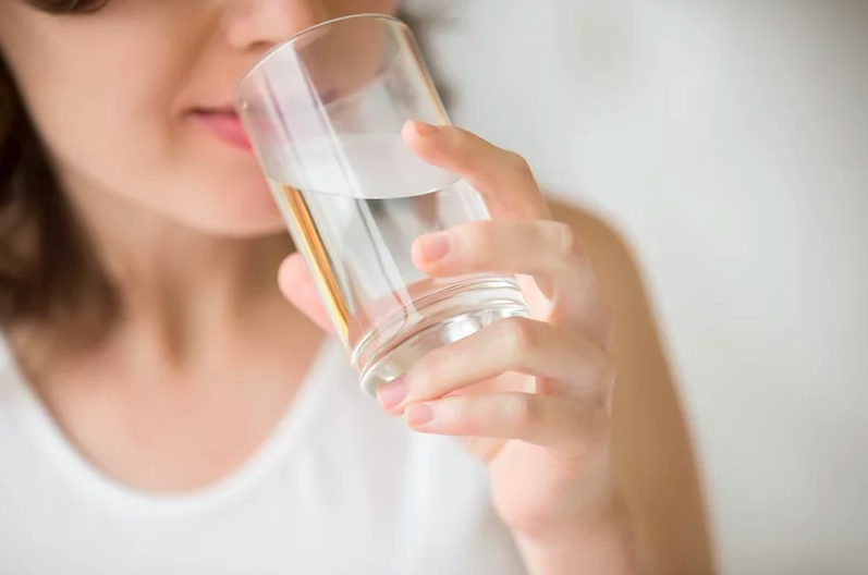 L'eau agirait également directement sur nos neurones, elle favoriserait une meilleure concentration.