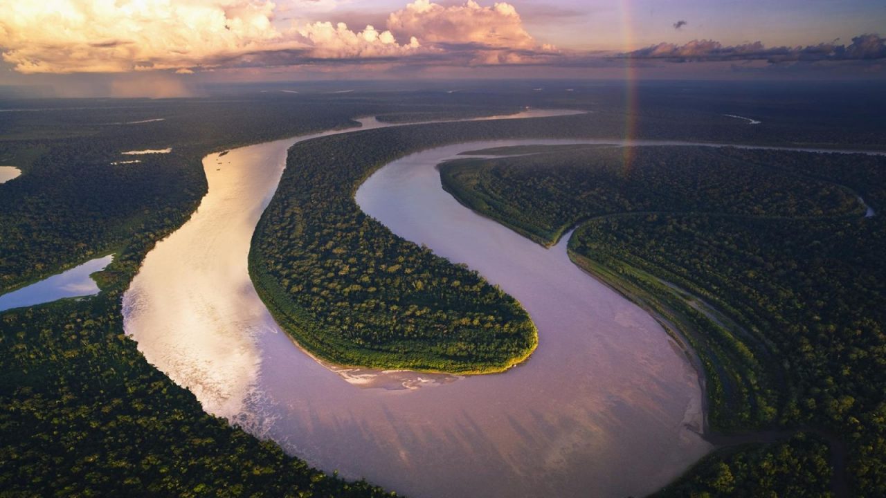 traversée par l’Amazone, le plus long fleuve au monde ( 6900 km ), l’Amazonie comporte plus de 20% de l’eau douce non gelée de la planète.