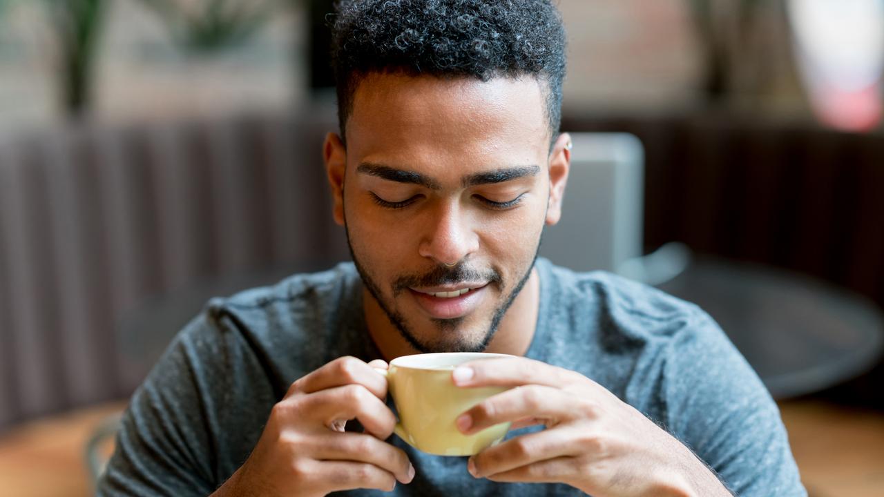 Il résulte de cette étude que la consommation d’une à deux tasses de café par jour n’augmente pas le risque, mais qu’à partir de la troisième tasse, les migraines sont plus fréquentes. 