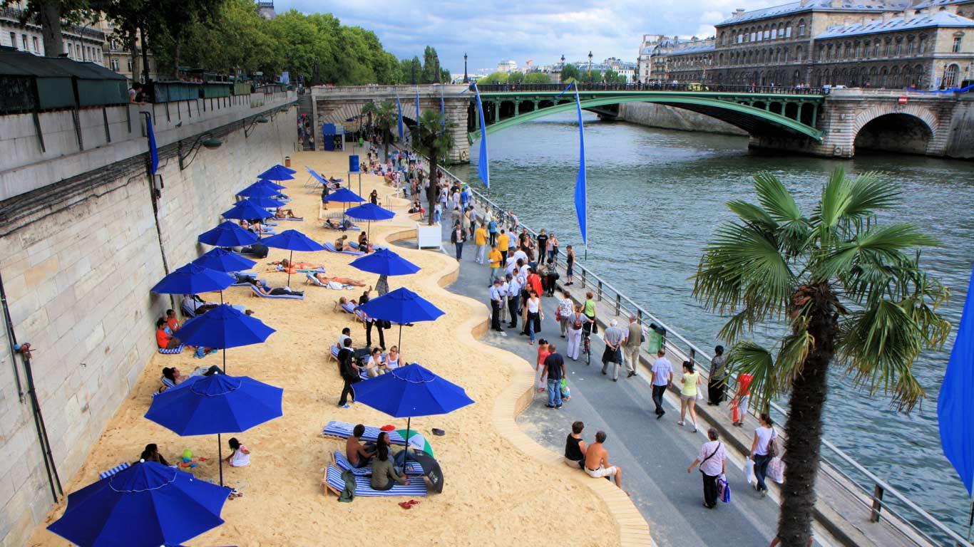 L’été, les quais de Seine prennent des allures de station balnéaire en bord de mer ! 