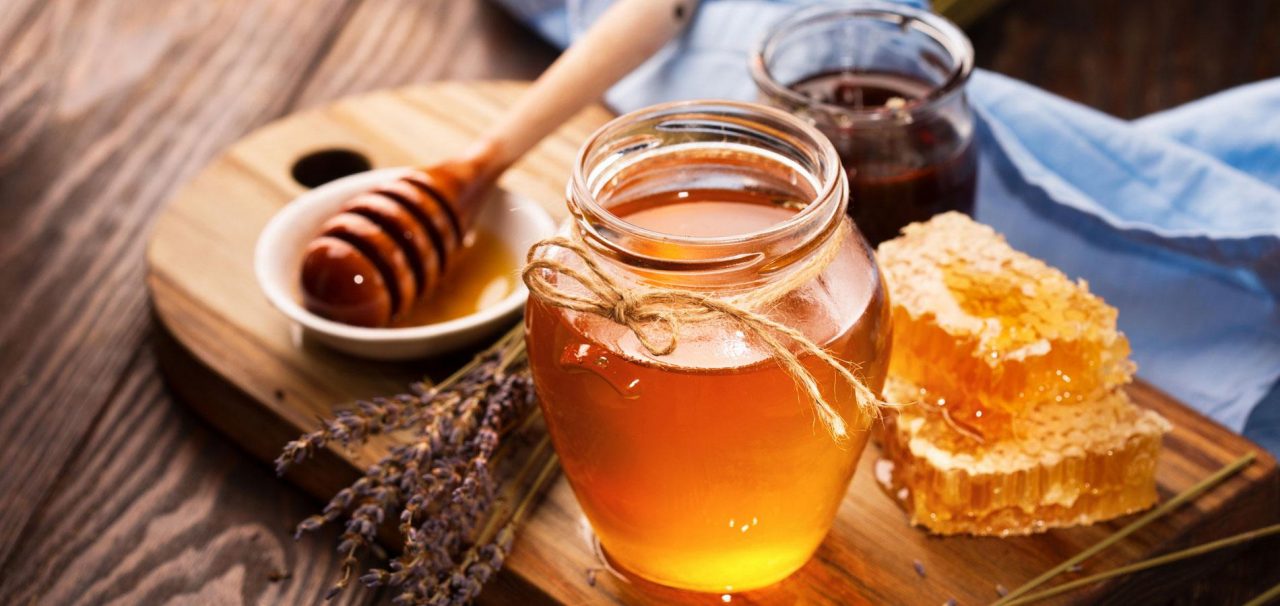 Apaisant, hydratant et cicatrisant, le miel est un excellent remède naturel contre les coups de soleil. 