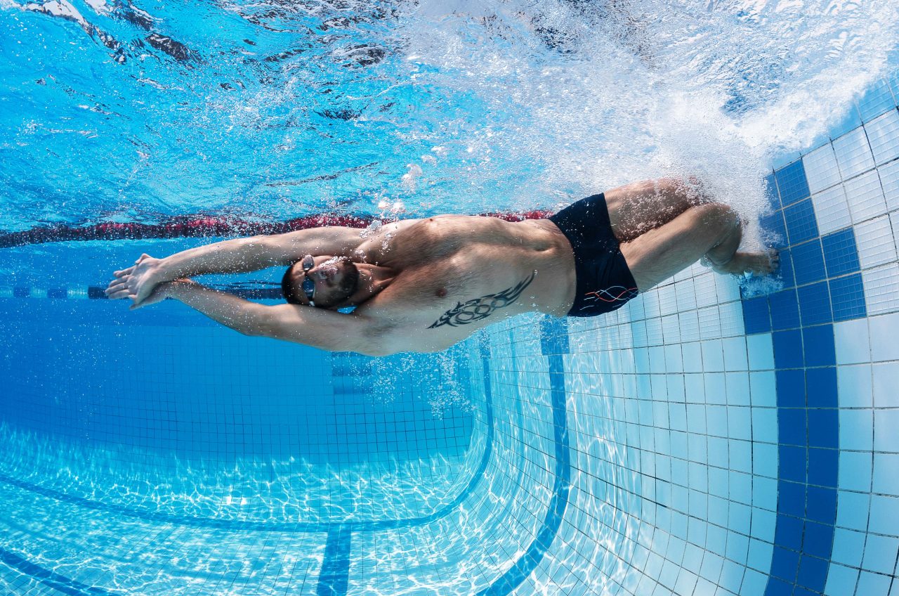 La densité de l’eau permet de ressentir un effet d’apesanteur une fois immergé, ce qui permet de faire travailler les muscles en douceur. 