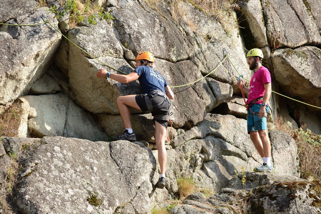 Pratiquer l’escalade ne sollicite pas seulement le corps, mais aussi l’esprit pour pouvoir accorder ses mouvements, sa position, sa stratégie et pour pouvoir s’adapter aux conditions. 