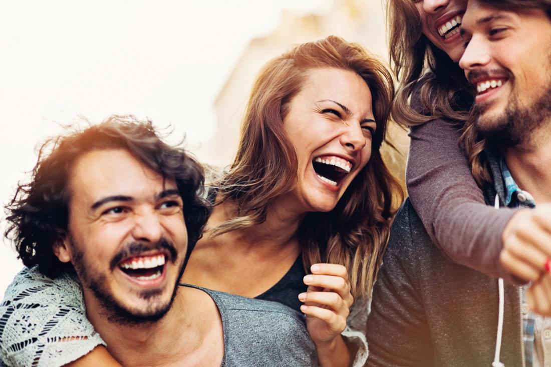 Plusieurs expériences sociales l’ont prouvé et il vous suffit de l’observer par vous-mêmes : le rire permet de tisser et de renforcer les liens sociaux. 