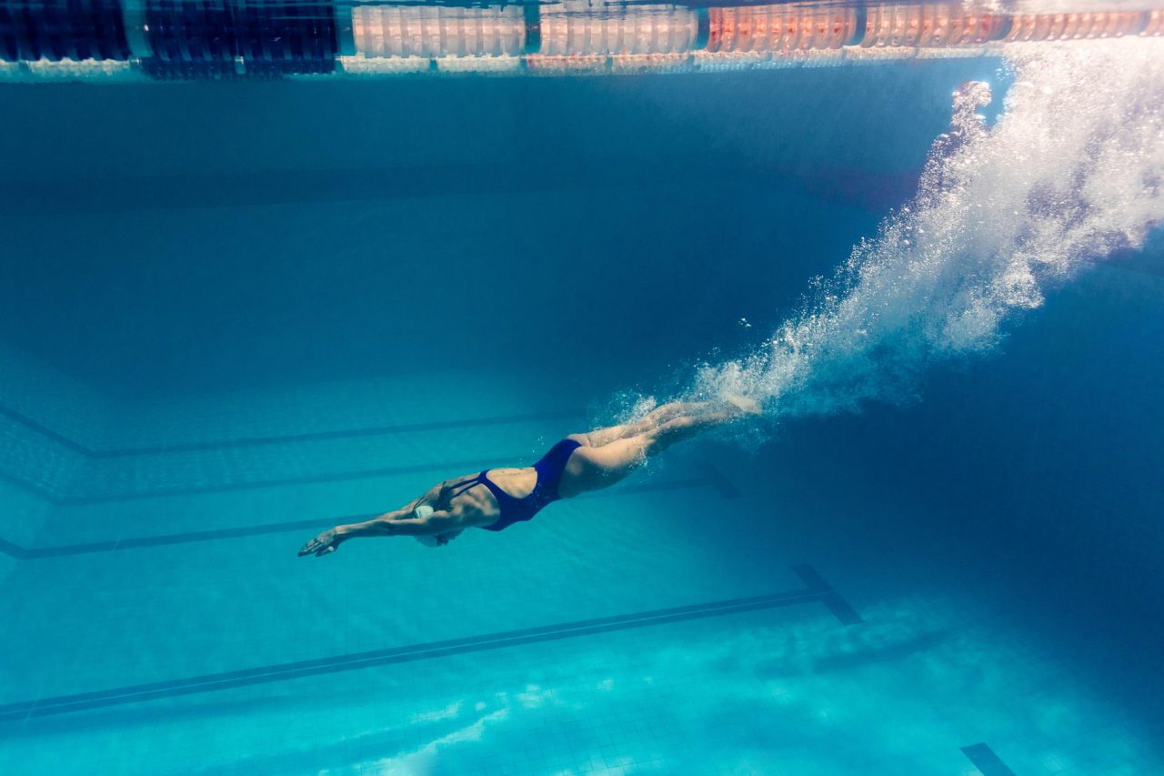 La natation est l’une des activités physiques qui sollicite le plus les capacités cardiovasculaires et qui améliore le plus efficacement le retour veineux. 