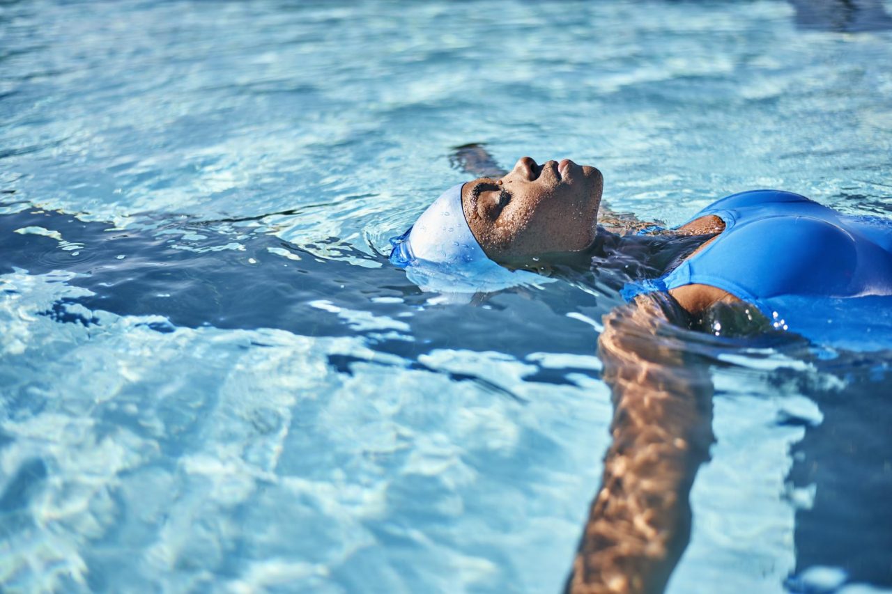 Lorsque le corps est immergé en milieu aquatique, cela permet à tous les muscles de se détendre et ainsi d’évacuer le stress et les tensions. 