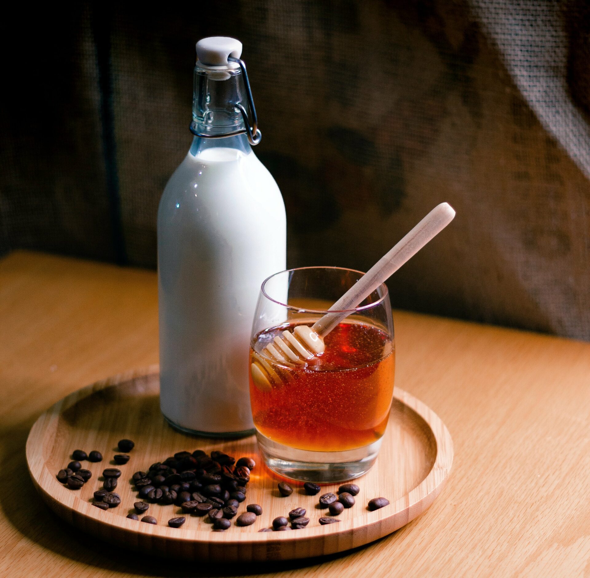 Miel et lait de tilleul image stock Image du transparent 57575727