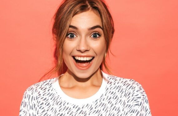 sourire blanc et éclatant